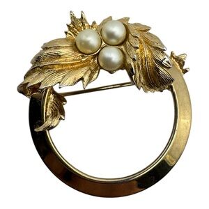 Sarah Coventry Gold Tone Pearl Leaf Wreath Brooch Pin 1” Vintage